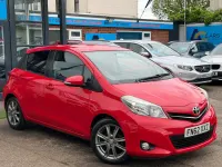 Begagnad Toyota Yaris SR 101 HK (74 kW) 2012 Röd Halvkombi