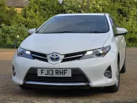 Used Toyota Auris Hybrid 136 HP (100 kW) 2013 White Hatchback