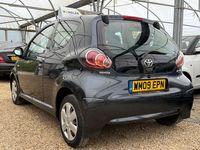 Begagnad Toyota Aygo 2009 Grå Halvkombi