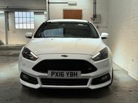 Używany Ford Focus ST 185 KM (136 kW) 2016 Biały Hatchback