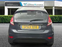 Usado Ford Fiesta Zetec 125 HP (91 kW) 2013 Cinzento Citadino