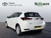 Used Toyota Auris Hybrid 134 HP (98 kW) 2017 White Hatchback