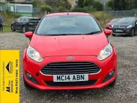 Usado Ford Fiesta Zetec 100 CV (73 kW) 2014 Rojo Utilitario