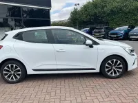 Used Renault Clio Iconic 90 HP (66 kW) 2021 White Hatchback