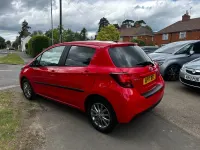 Usado Toyota Yaris 99 CV (72 kW) 2017 Rojo Utilitario