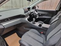 Used Peugeot 3008 Allure 130 HP (95 kW) 2019 White Hatchback