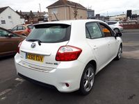 Used Toyota Auris Hybrid T4 98 HP (72 kW) 2010 White Hatchback