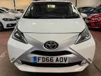Usado Toyota Aygo X-pure 69 HP (50 kW) 2016 Branco Citadino