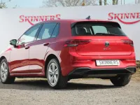 Begagnad VW Golf VIII Life 130 HK (95 kW) 2022 Röd Halvkombi