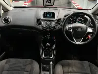 Usado Ford Fiesta Zetec 82 CV (60 kW) 2015 Rojo Utilitario