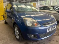 Usado Ford Fiesta Zetec 75 CV (55 kW) 2007 Azul Utilitario