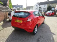 Usado Ford Fiesta Zetec 82 HP (60 kW) 2014 Vermelho Citadino