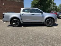 Used Isuzu D-Max 163 HP (119 kW) 2024 568 mercury silver Pickup