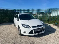 Begagnad Ford Focus Zetec 2014 Vit Halvkombi