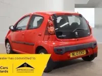Begagnad Peugeot 107 Active 68 HK (50 kW) 2013 Röd Halvkombi