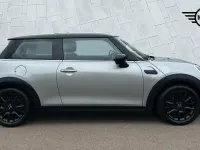 Usado Mini Cooper Classic 134 HP (98 kW) 2023 Prateado Citadino