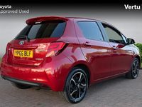 Used Toyota Yaris Hybrid Design 100 HP (73 kW) 2016 Red Hatchback