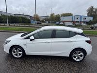 Used Vauxhall Astra SRi 150 HP (110 kW) 2016 White Hatchback