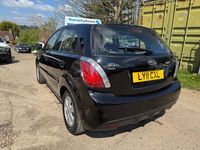 Begagnad Kia Rio 109 HK (80 kW) 2011 Svart Halvkombi