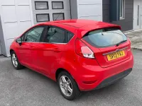 Usado Ford Fiesta Zetec 82 HP (60 kW) 2013 Vermelho Citadino