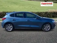 Gebraucht Ford Focus Titanium 125 PS (91 kW) 2024 Blau Kleinwagen