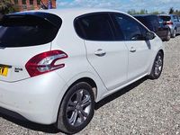 Used Peugeot 208 2015 White Hatchback