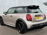 Usado Mini Cooper Hatch 134 HP (98 kW) 2023 Cinzento Citadino