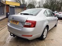 Usado Skoda Octavia SE 150 CV (110 kW) 2014 Plateado Utilitario