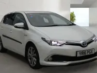 Used Toyota Auris Hybrid 136 HP (100 kW) 2016 White Hatchback