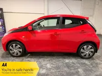 Usado Toyota Aygo X-play 68 HP (50 kW) 2015 Vermelho Citadino