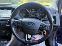 Usado Ford Focus Zetec 125 HP (91 kW) 2017 Azul Citadino