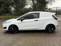 Used Ford Fiesta 75 HP (55 kW) 2016 White Hatchback