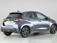 Begagnad Toyota Yaris Hybrid Design 2023 Grå Halvkombi