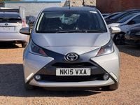 Usado Toyota Aygo x-press 69 HP (50 kW) 2015 Prateado Citadino