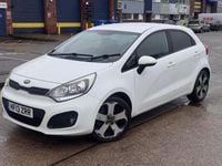 Begagnad Kia Rio 107 HK (78 kW) 2013 Vit Halvkombi