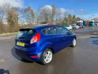 Usado Ford Fiesta Zetec 100 CV (73 kW) 2015 Azul Utilitario