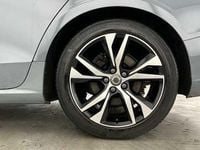 Usado Volvo V60 R-Design 163 HP (119 kW) 2022 Cinzento Carrinha