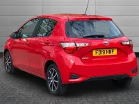 Begagnad Toyota Yaris 111 HK (81 kW) 2019 Röd Halvkombi