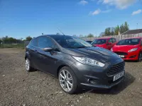 Usado Ford Fiesta Titanium 125 CV (91 kW) 2017 Gris Utilitario