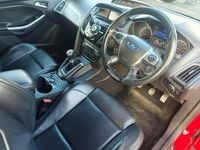 Begagnad Ford Focus ST 250 HK (183 kW) 2012 Röd Halvkombi