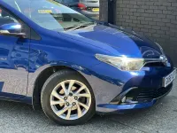 Usado Toyota Auris Business Edition 116 HP (85 kW) 2016 Azul Citadino
