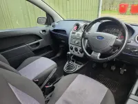 Second-hand Ford Fiesta 75 CP (55 kW) 2006 Argintiu Hatchback