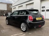 Używany Mini Cooper Classic 134 KM (98 kW) 2020 Czarny Hatchback