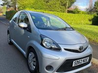 Gebraucht Toyota Aygo 68 PS (50 kW) 2012 Silber Kleinwagen