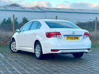 Used Toyota Avensis Active 122 HP (89 kW) 2015 White Sedan