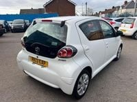 Begagnad Toyota Aygo 68 HK (50 kW) 2013 Vit Halvkombi