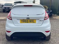 Usado Ford Fiesta 75 CV (55 kW) 2015 Blanco Van