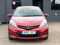 Begagnad Toyota Yaris 99 HK (72 kW) 2012 Röd Halvkombi