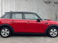 Begagnad Mini Cooper Classic 136 HK (100 kW) 2021 Röd Halvkombi