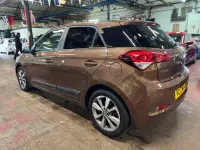Begagnad Hyundai i20 Premium SE 100 HK (73 kW) 2017 Brun Halvkombi